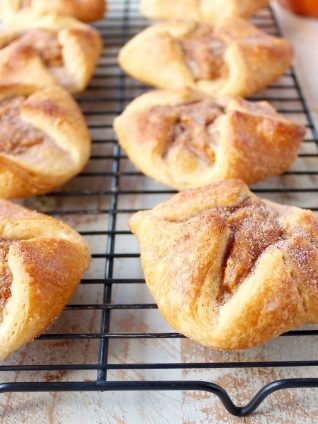 It only takes 6 ingredients & 20 minutes to make these delicious pumpkin pastries! They are so easy to make & perfect for breakfast, brunch or dessert!