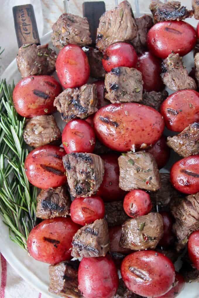 grilled cubes of sirloin on skewers with red potatoes