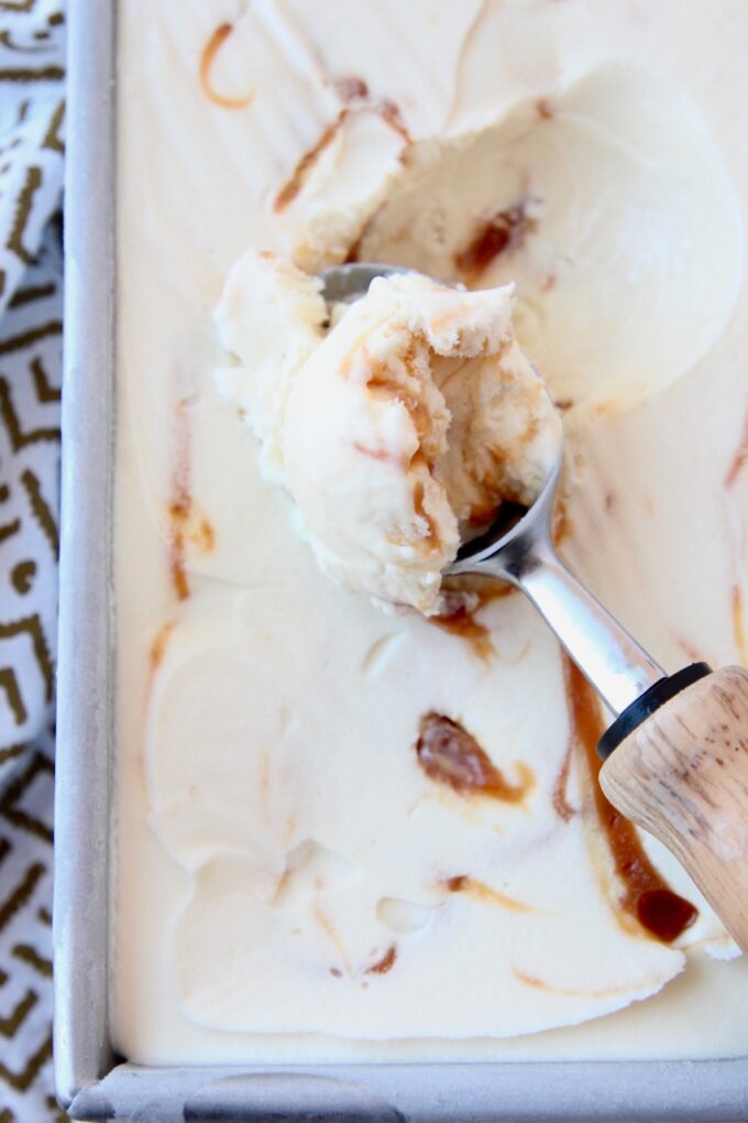 ice cream scoop, scooping ice cream out of container