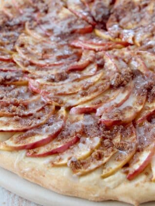 sliced apples on pizza with cinnamon streusel topping