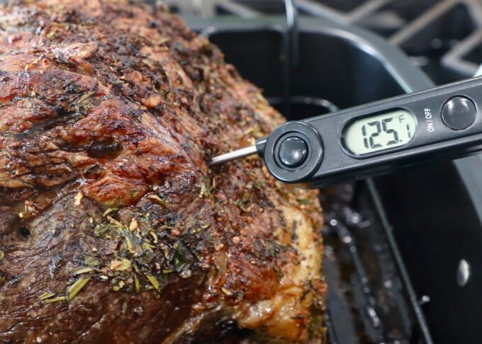 thermometer that reads 125 degrees stuck in cooked prime rib