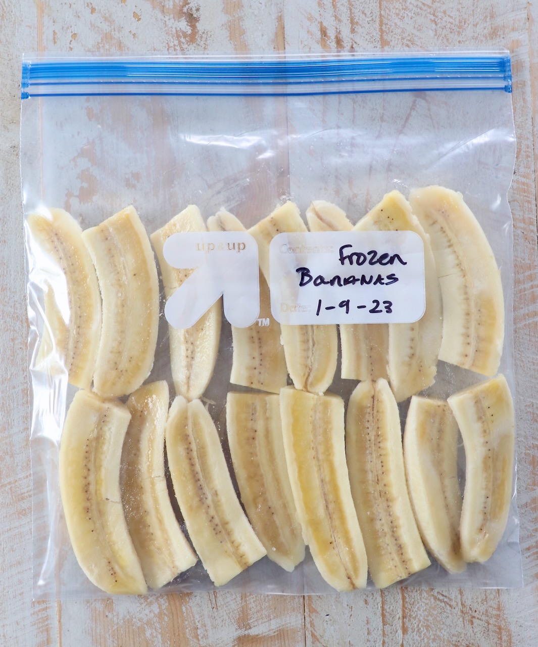 banana slices in plastic freezer bag