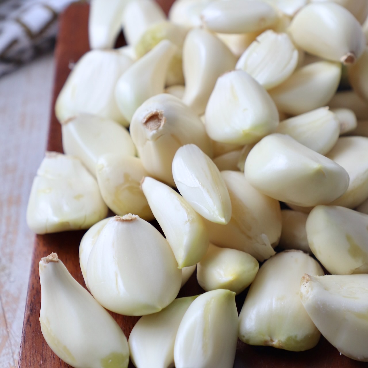 How To Peel Garlic (3 Fast & Easy Methods) - WhitneyBond.com