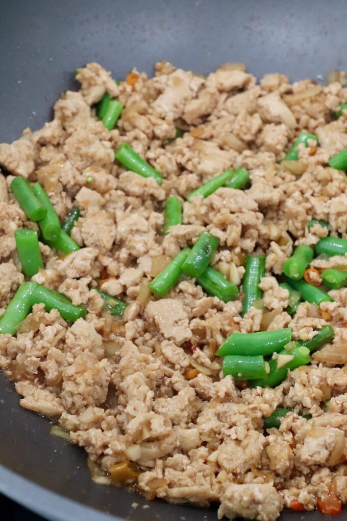 cooked ground chicken with green beans in large pan