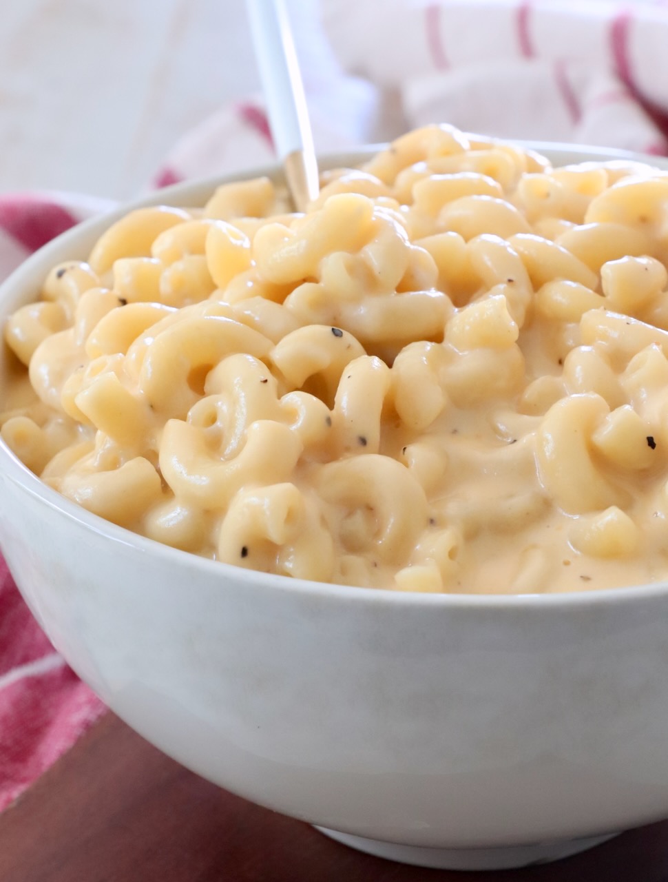 macaroni and cheese in bowl with fork