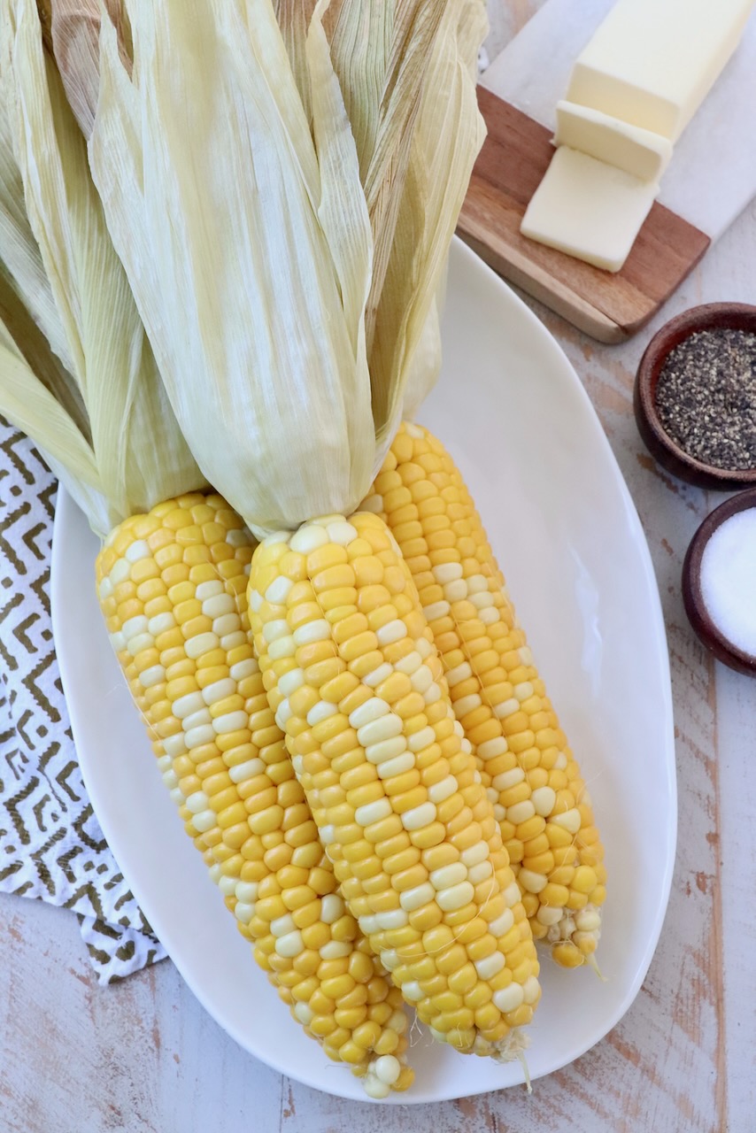 cooked corn on the cob on plate