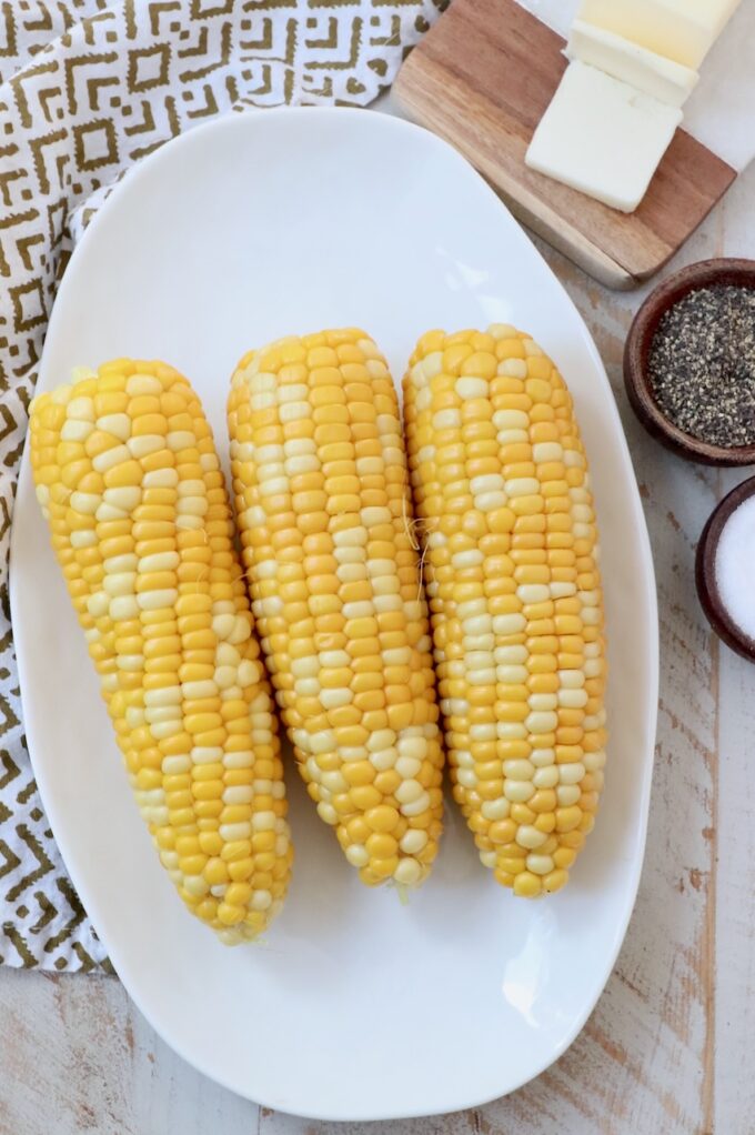 boiled corn on the cobs on white plate