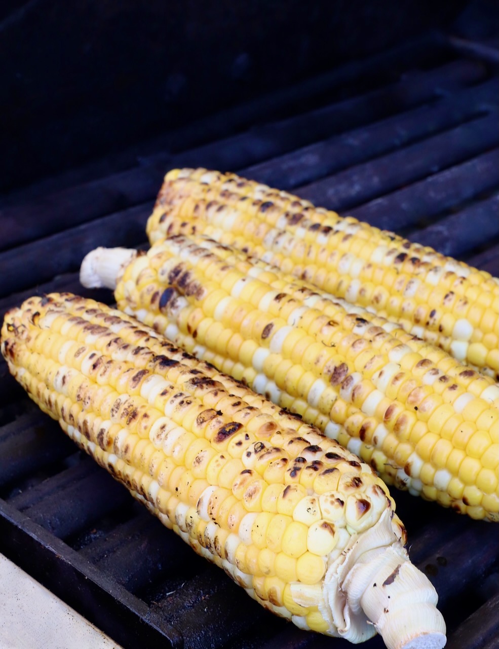 grilled corn on the cob on a grill